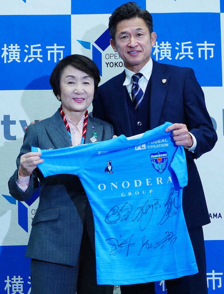 表敬訪問で横浜市の林市長（左）にサイン入りユニホームを贈る三浦