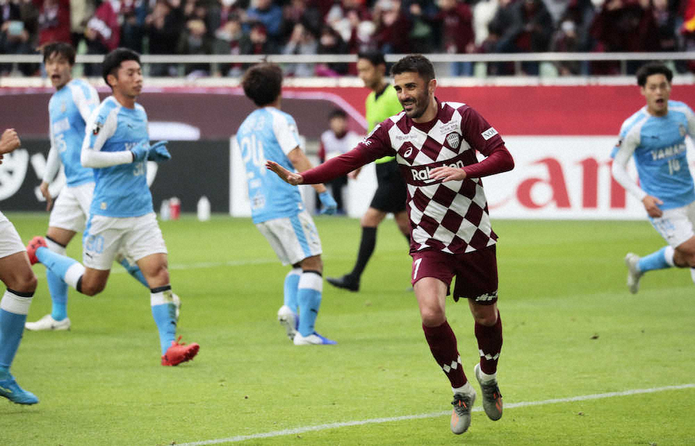 【画像・写真】神戸FWビジャ、ラストリーグ戦で惜別PK弾…家族と抱き合って喜ぶ