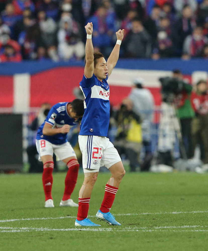 優勝の瞬間、拳を突き上げて喜ぶ横浜の仲川。攻撃サッカーをけん引した