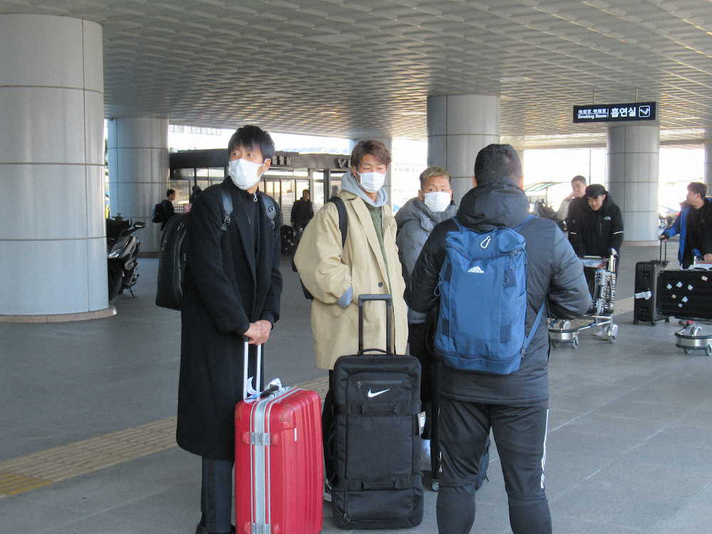 釜山の金海国際空港に到着した（左から）田中駿、三浦、井手口