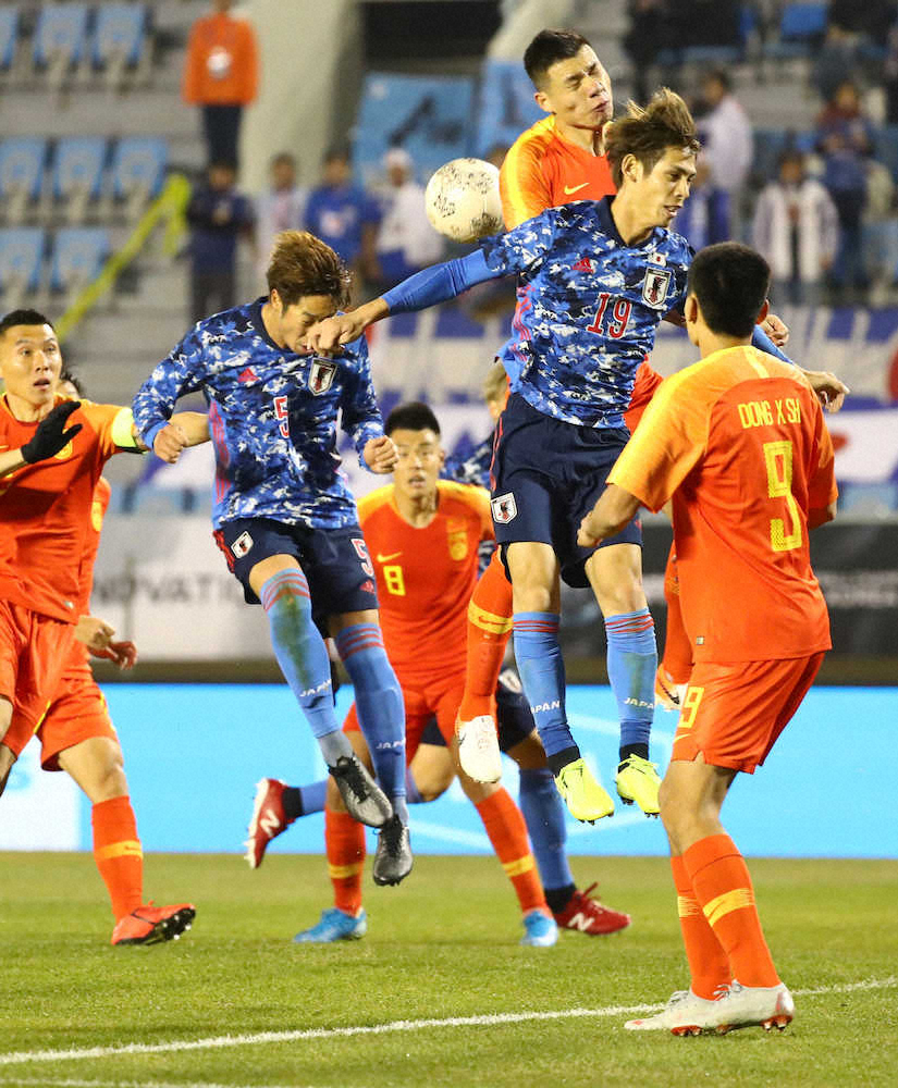 ＜中国・日本＞後半、三浦（左）がヘディングでチーム2点目のゴールを決める　（撮影・大塚　徹）
