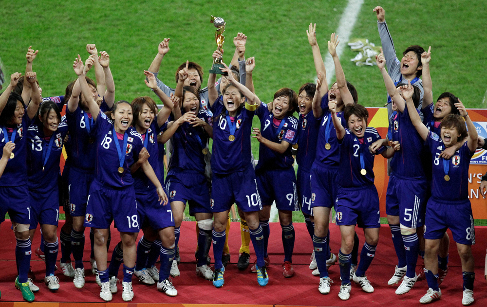 【画像・写真】＜女子Ｗ杯決勝　日本・米国＞初優勝を果たし、歓喜のＭＦ澤穂希（中央）ら日本代表イレブン（AP）