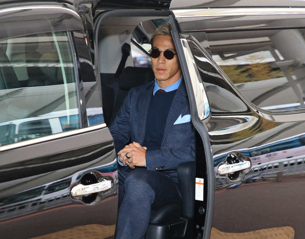 【画像・写真】フィテッセ退団の本田が笑顔で帰国　退団理由は「個人的なこだわり」移籍先は「考えます」