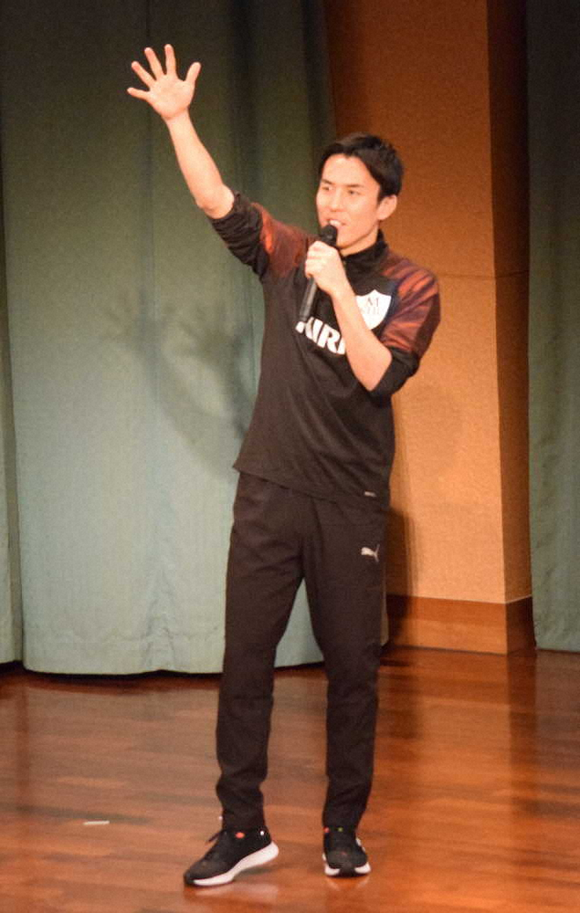 「MAKOTO　HASEBE　SPORTS　CLUB」の「Family　Day」で生徒と交流する長谷部誠