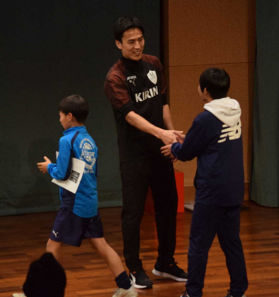「MAKOTO　HASEBE　SPORTS　CLUB」の「Family　Day」で生徒らと交流する長谷部誠