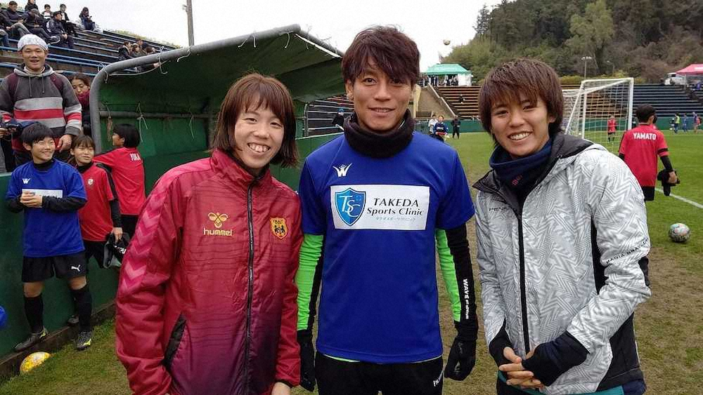 若松サッカー大会に参加した（左から）杉田、池元、京川