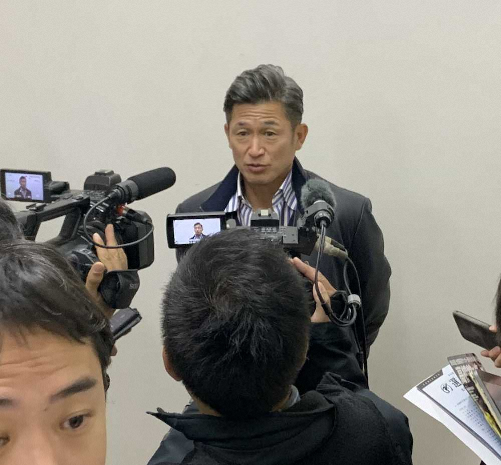 33年ぶりに静岡学園の試合に訪れ、報道陣の質問に答えるカズ