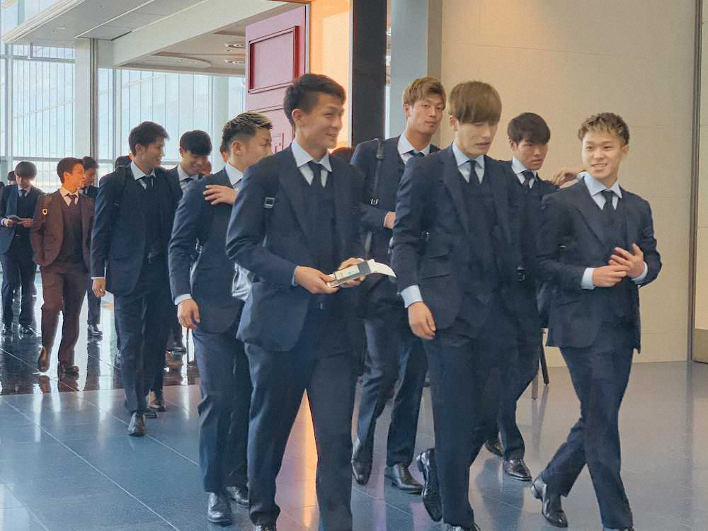 羽田空港からタイに向けて出国するU―23日本代表の（右から）食野、橋岡、杉岡ら