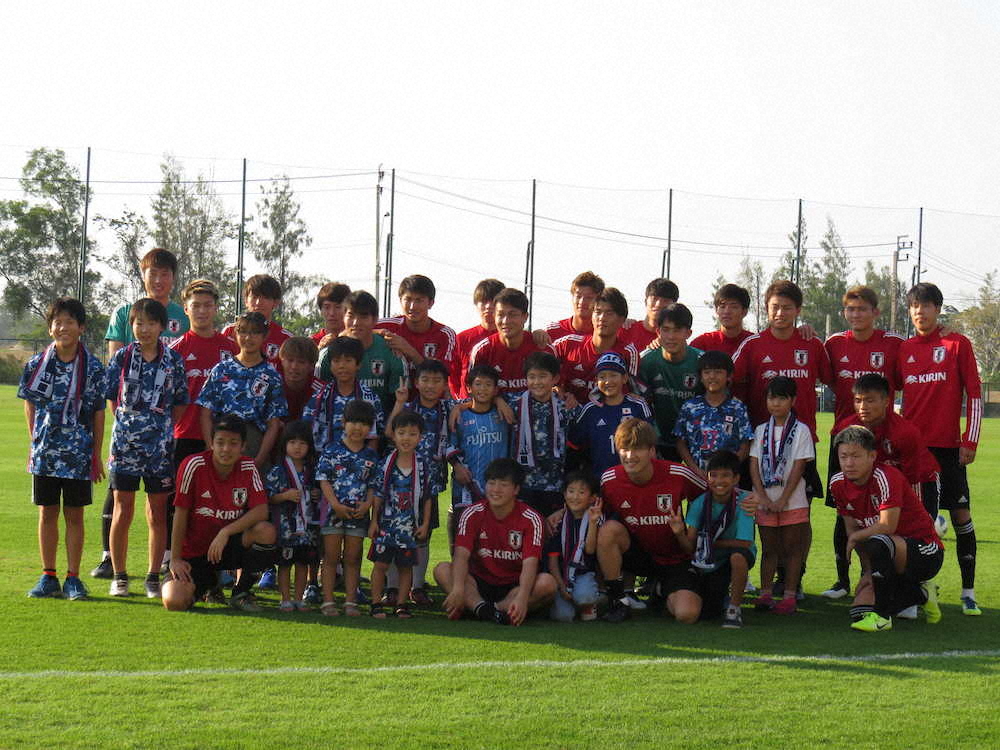 練習場に訪れたバンコクの日本人学校の子どもたちと記念撮影したu 23日本代表 スポニチ Sponichi Annex サッカー