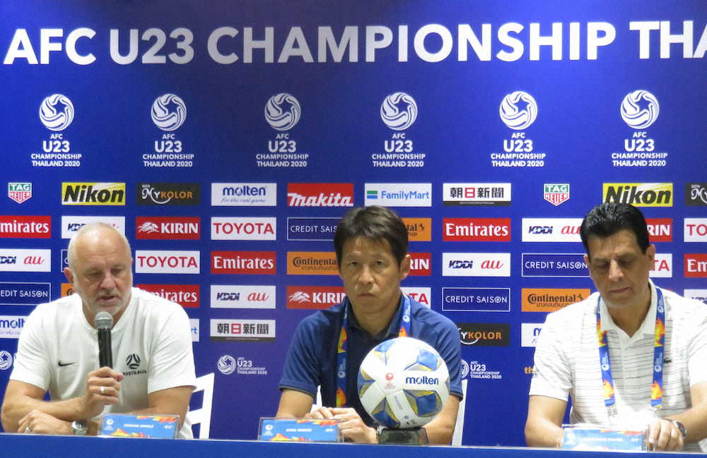 U―23アジア選手権の開幕会見に出席したU―23タイ代表を率いる西野監督（中央）