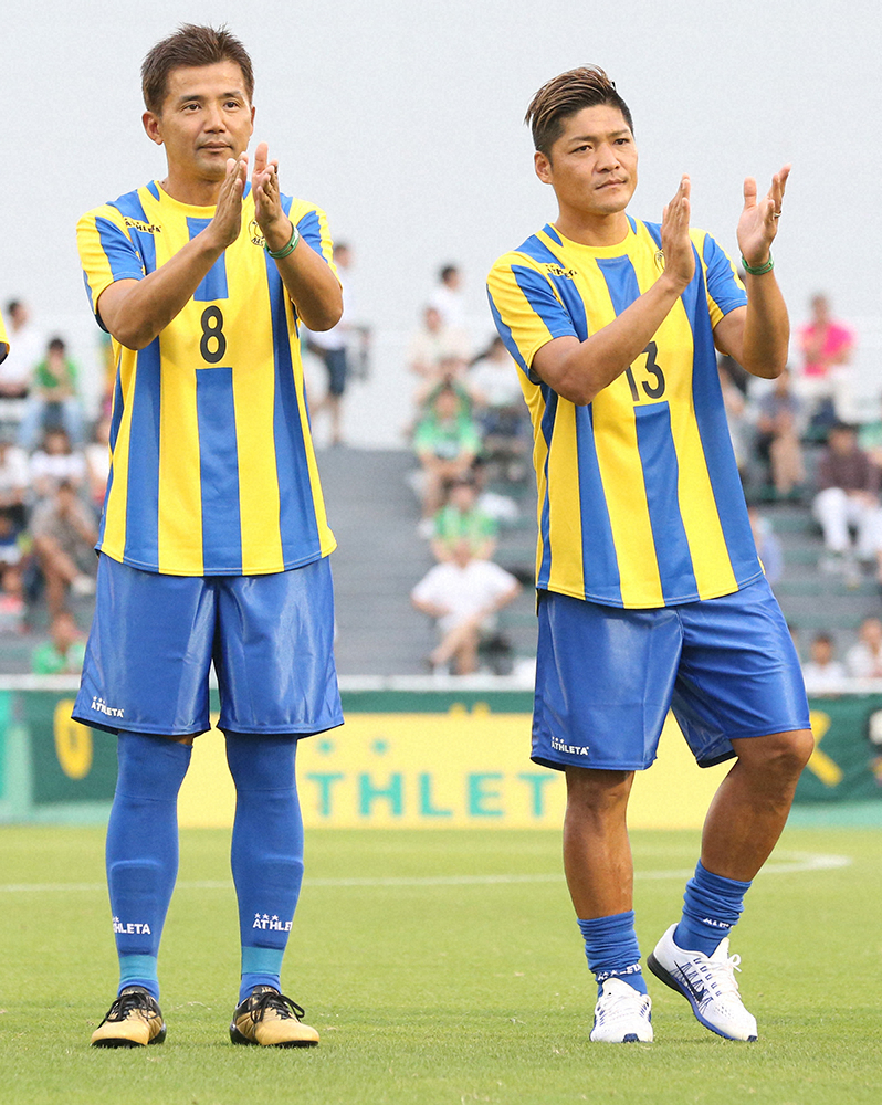 2017年8月、永井秀樹氏（左）の引退試合に国見OBチームで出場した大久保