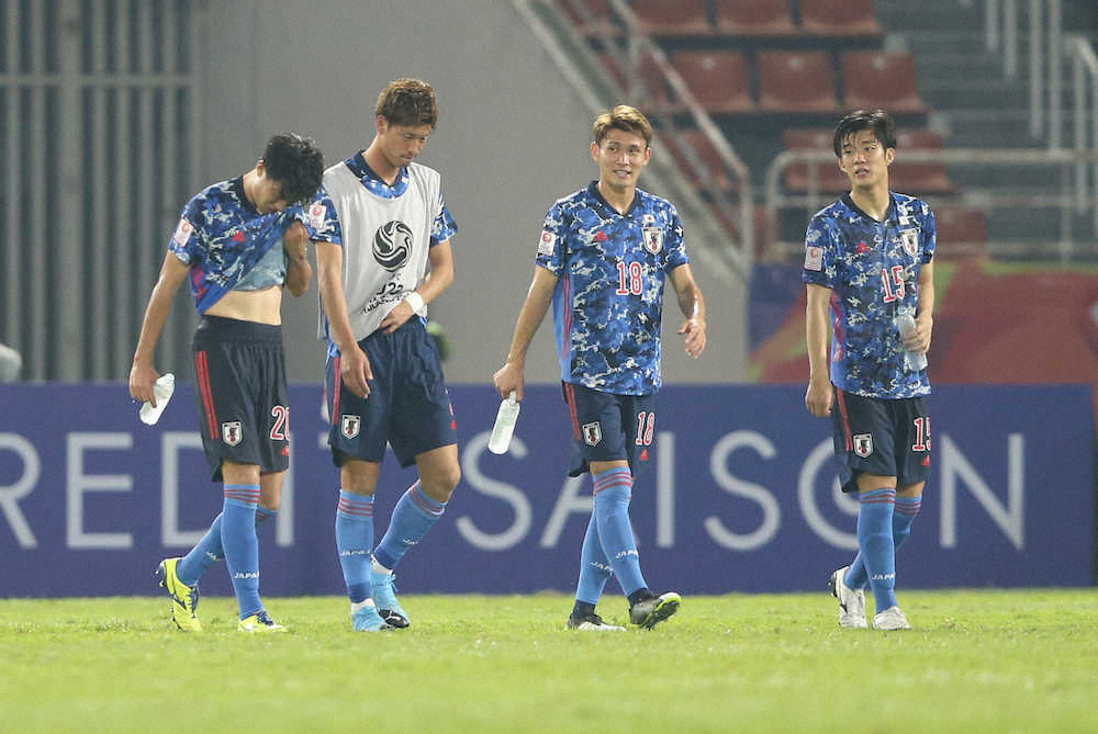 【画像・写真】＜日本・サウジアラビア＞2点目の失点シーンに絡んで顔を覆う（左から）古賀、立田、田川、岡崎（撮影・篠原岳夫）
