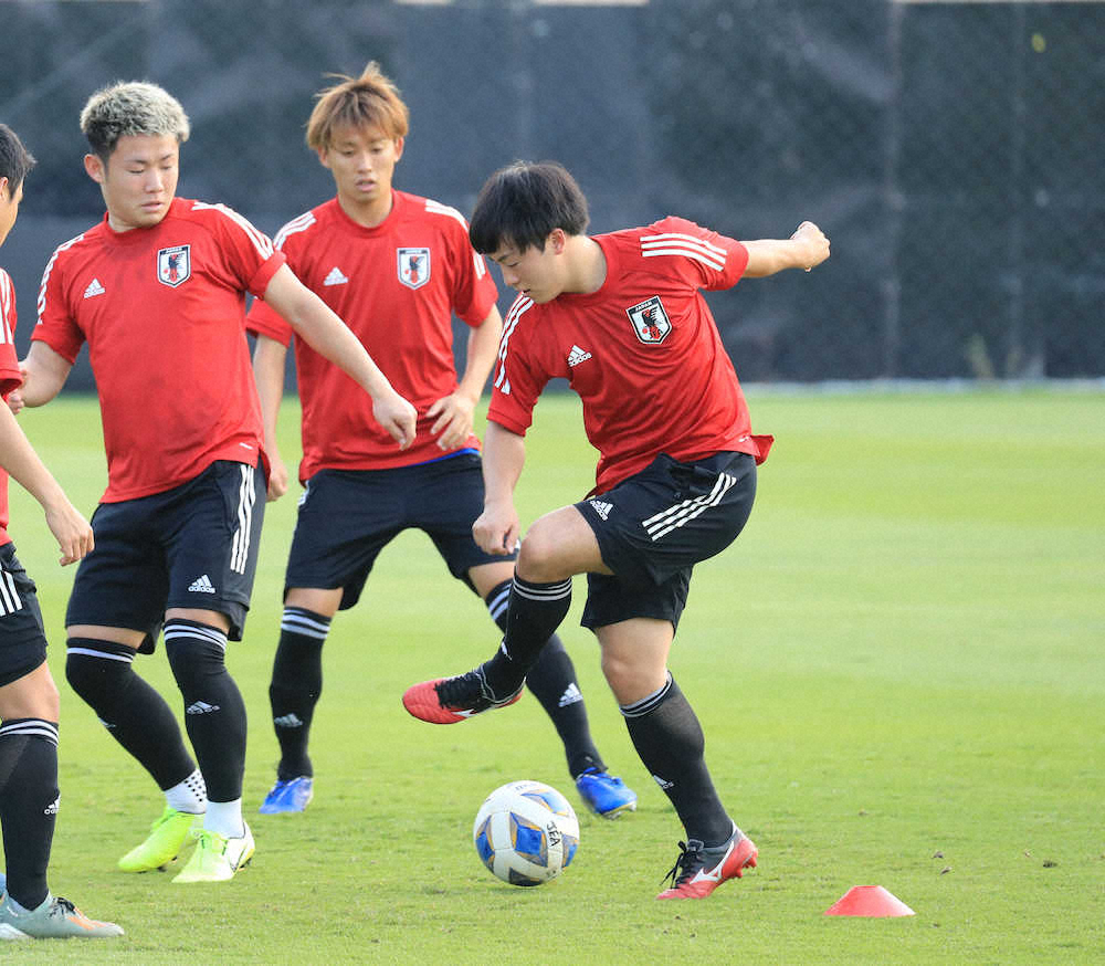 ＜U23日本代表練習＞ボール回しをする（左から）菅、森島、相馬（撮影・篠原岳夫）