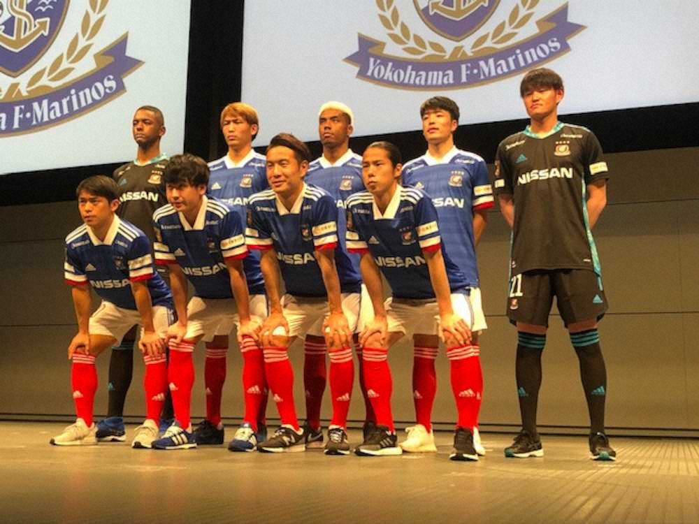 横浜に新加入する9選手。前列右から2番目がMF水沼