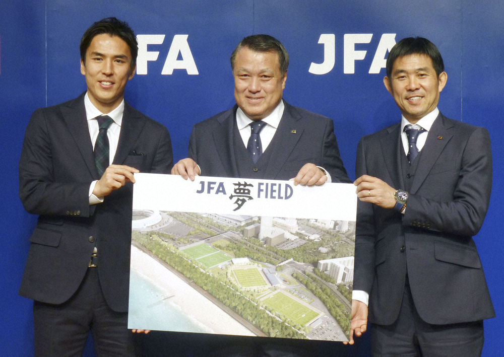 日本代表の練習拠点の名称が「ＪＦＡ夢フィールド」に決定し、完成イメージを手にする（左から）ＭＦ長谷部誠（フランクフルト）、日本サッカー協会の田嶋幸三会長、日本代表とＵ―23代表を兼任する森保一監督
