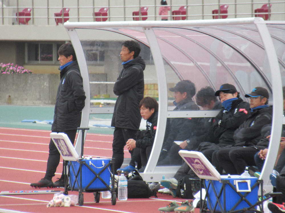 沖縄SVとの練習試合を見守るG大阪の宮本監督（左端）
