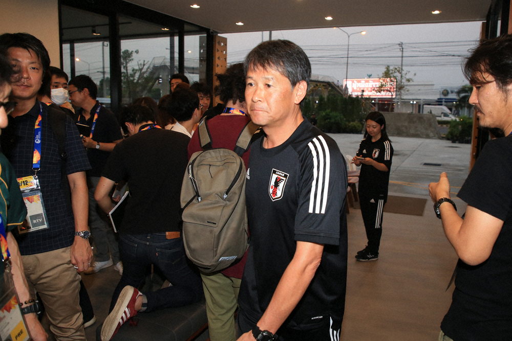 日本サッカー協会の関塚隆技術委員長（中央）