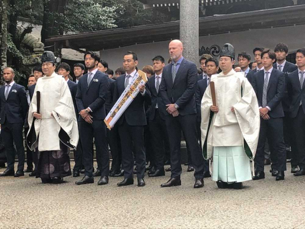 鹿島神宮で必勝祈願を行った鹿島のザーゴ監督（前列右から2番目）、小泉社長、選手会長のDF犬飼