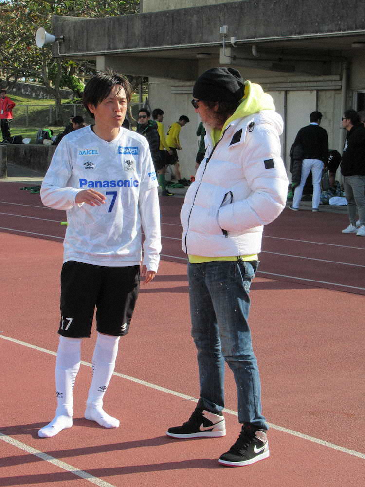 東京Vとの練習試合後にラモス瑠偉氏（右）と話す遠藤