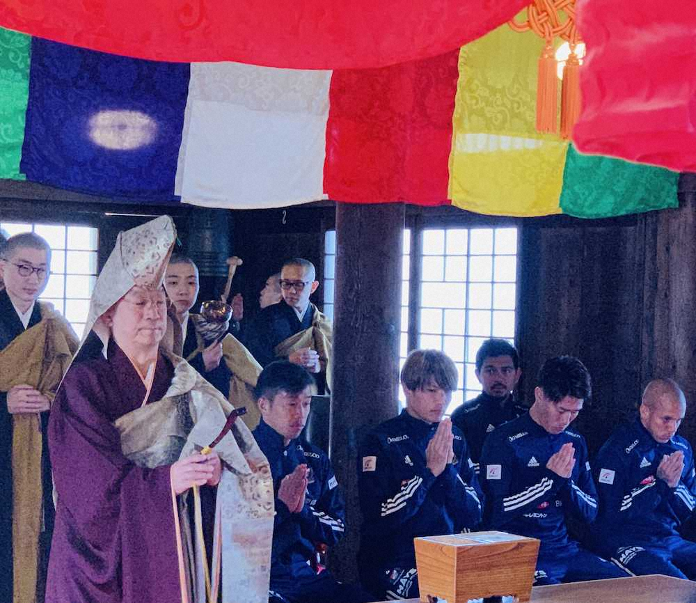 大本山総持寺で祈祷を受ける、（右から）マルコス・ジュニオール、遠藤、扇原、喜田ら横浜イレブン