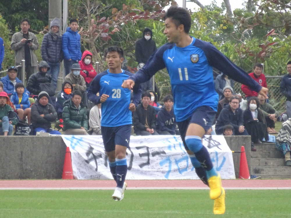 札幌との練習試合で軽快に動く川崎Fのルーキー旗手（左）とエースの小林