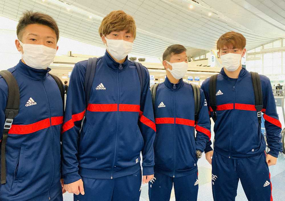 韓国に向けて出発する横浜の（右から）遠藤、喜田、松原、高野ら
