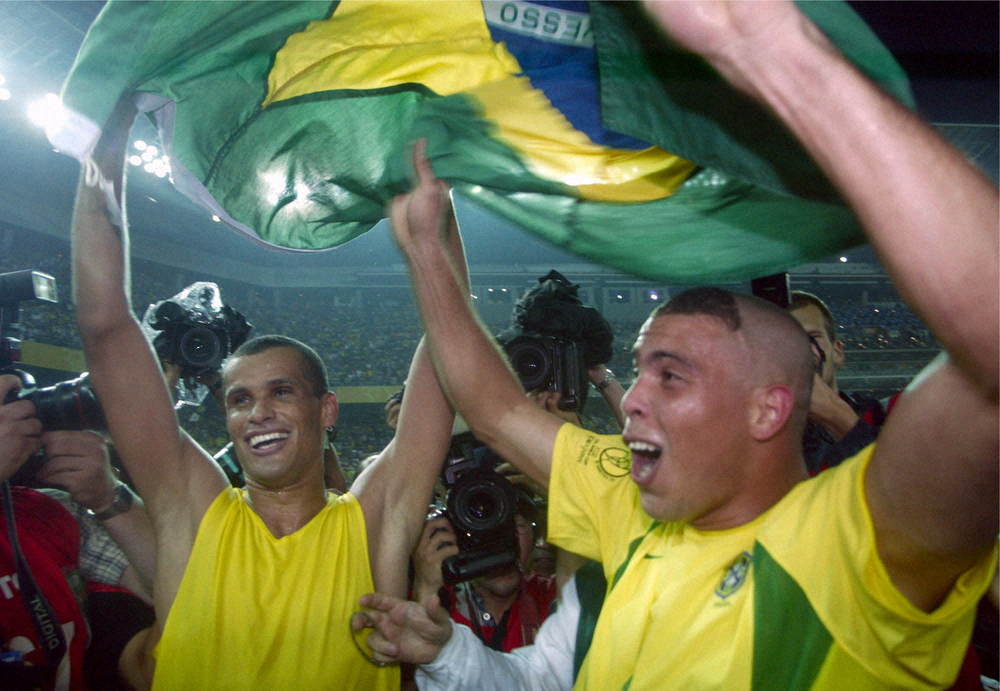 02年日韓W杯で優勝し喜ぶブラジル代表ロナウド氏（右）とリバウド氏