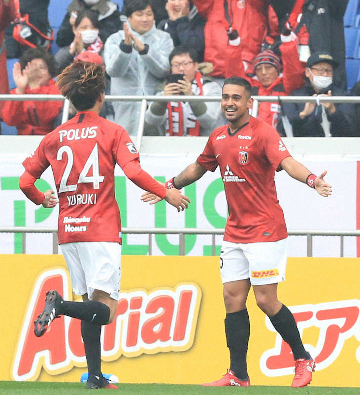 【画像・写真】＜浦和・仙台＞前半、浦和・レオナルドはゴールを決め笑顔を見せる（撮影・西尾　大助）