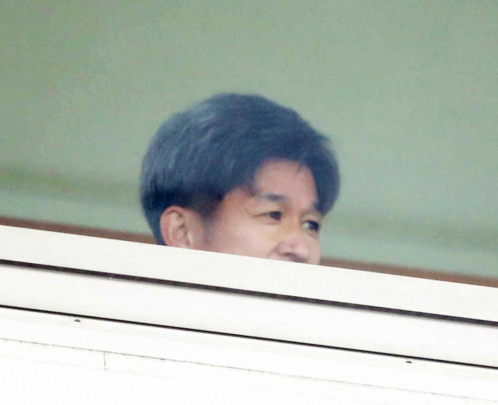 【画像・写真】＜横浜FC・広島＞スタンドから観戦する横浜FCの三浦知（撮影・西川祐介）