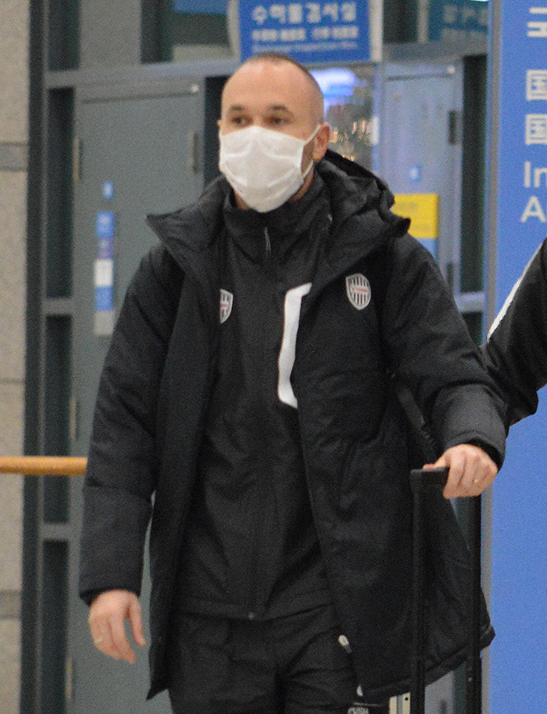 マスク姿で仁川国際空港に到着した神戸イニエスタ