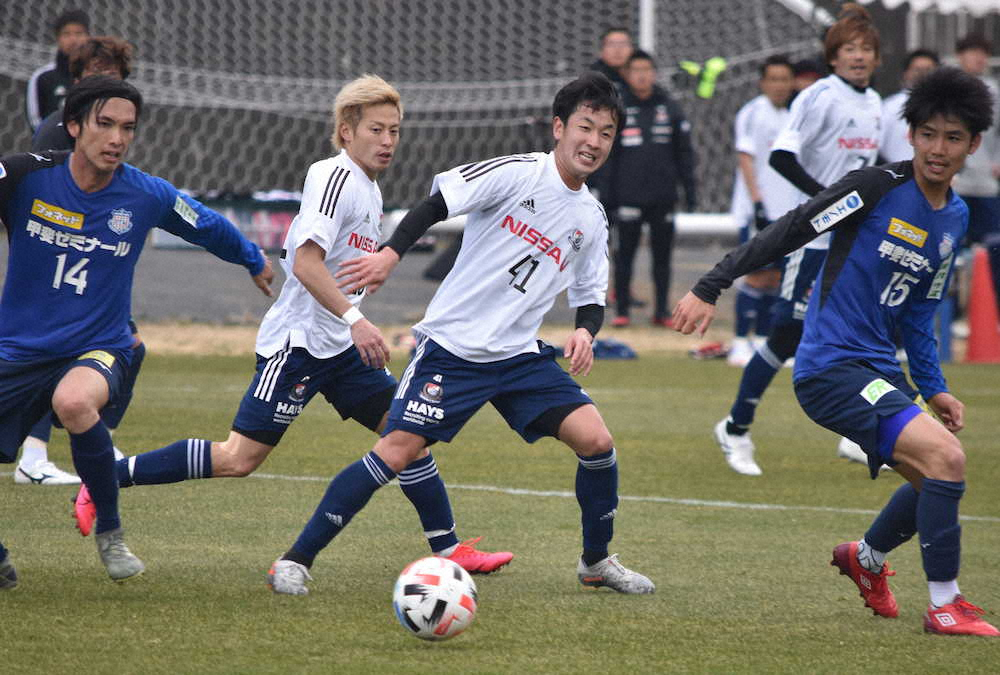横浜 J2甲府 練習試合にシャドーで出場し ボールを追う仙頭 中央 スポニチ Sponichi Annex サッカー