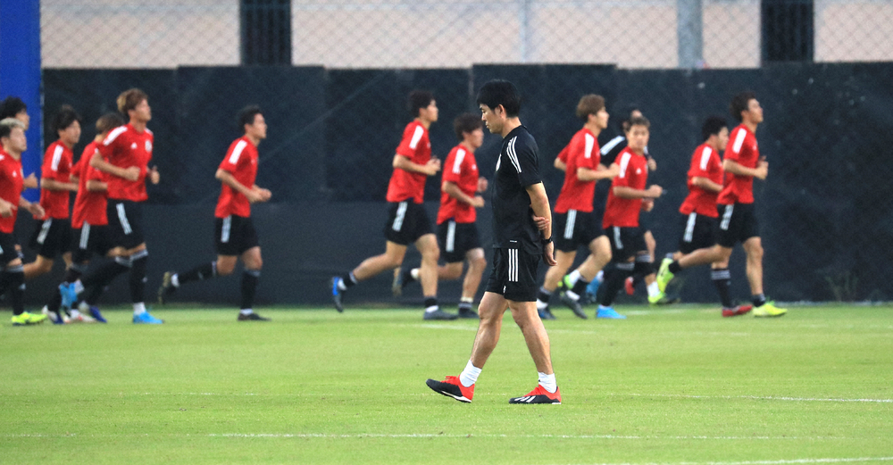 【画像・写真】U―23日本代表の森保監督（手前）。東京五輪の開催が来年以降に延期となれば代表選考は一からやり直しに…