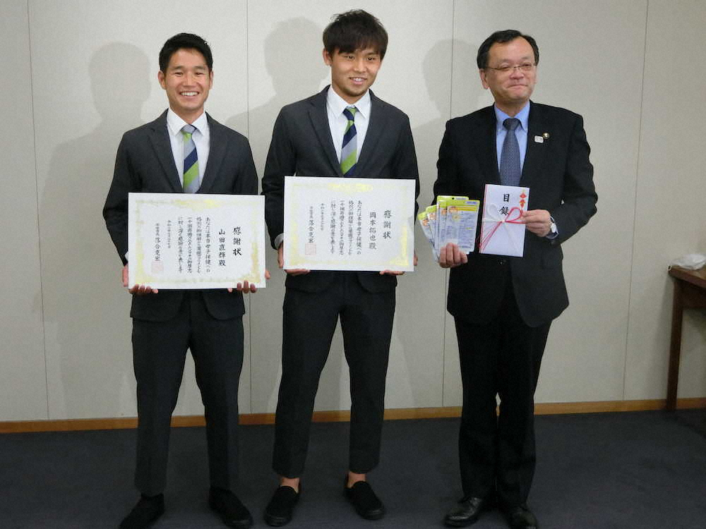 平塚市に葉酸サプリメントを寄贈し、落合市長（右）から感謝状を贈られた岡本（中央）と山田