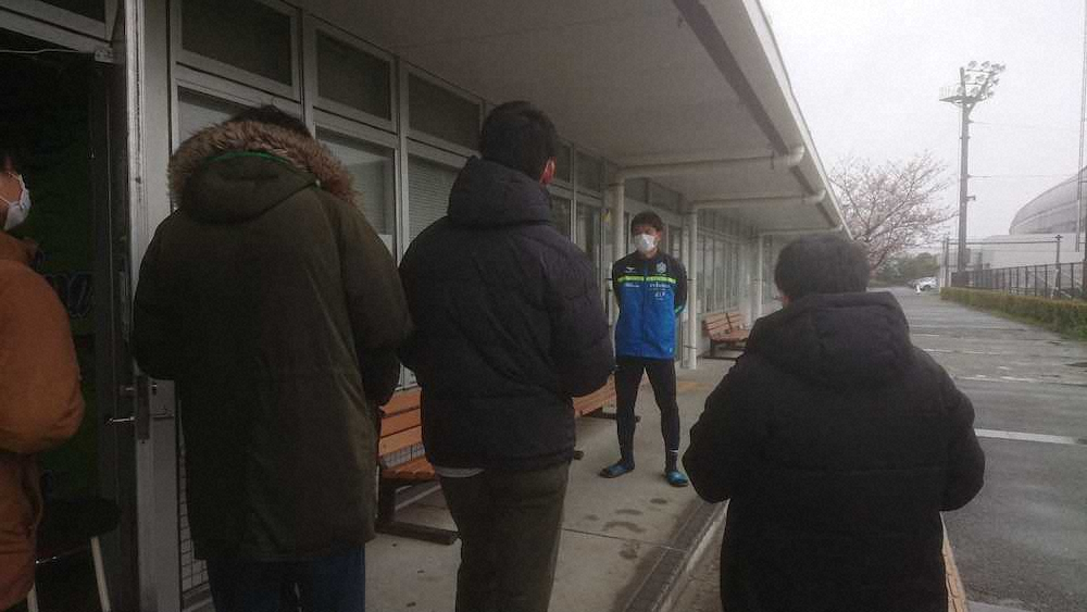 【画像・写真】湘南が練習再開　距離とって取材対応、浮島監督「もう一度しっかり作る」