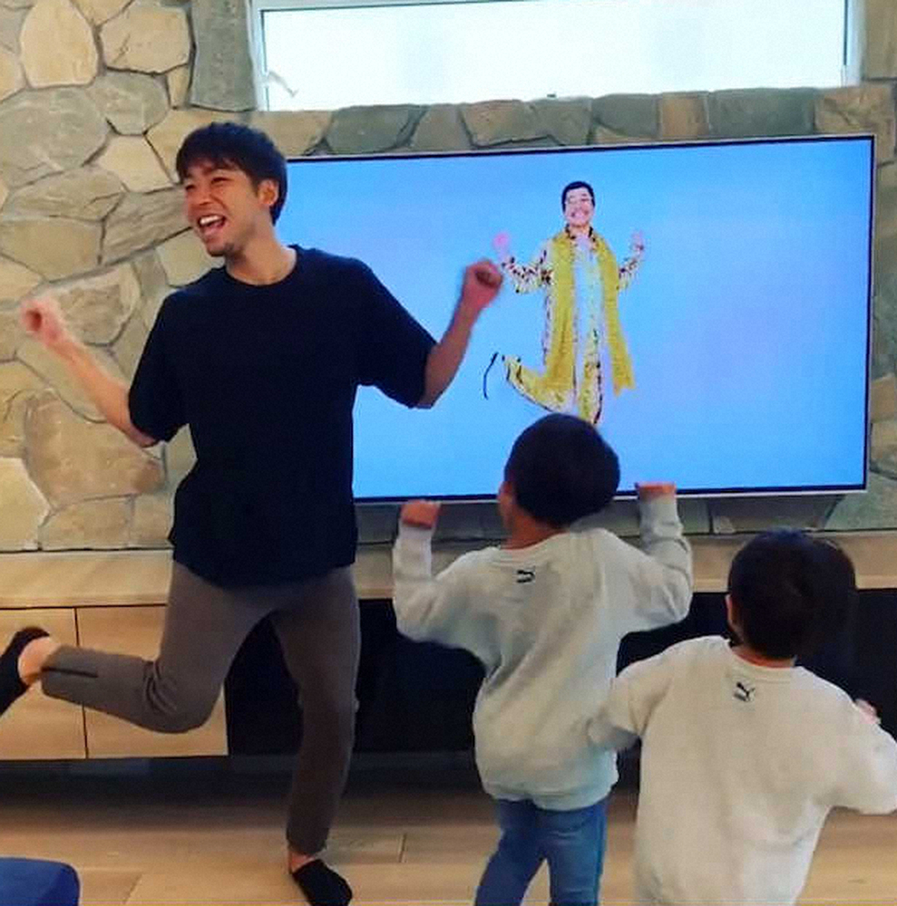 子どもと一緒にピコ太郎の「PPAP～2020～」を踊る川崎F・小林（本人インスタグラムから）