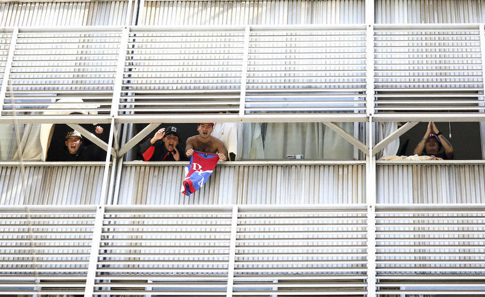 ブエノスアイレスのホテルで記者に向かって叫ぶインデペンディエンテ・メデジンのサポーター（AP）