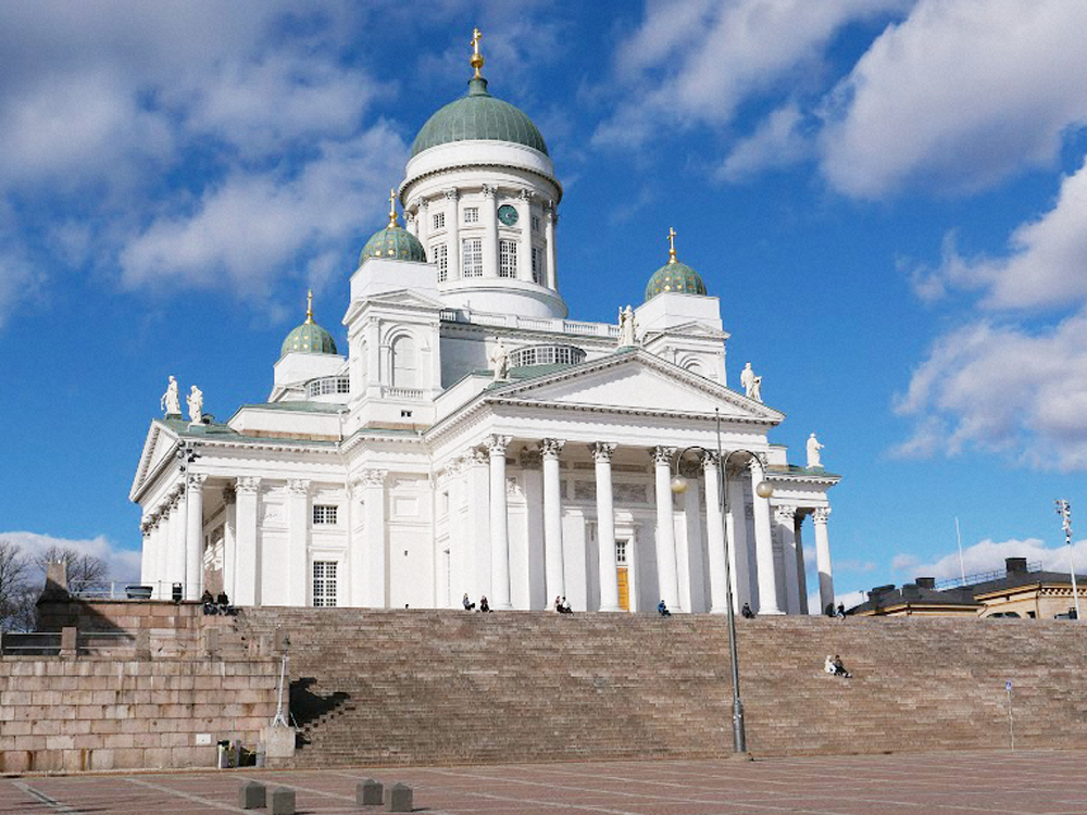 普段は多くの観光客が集まるヘルシンキ大聖堂も人影はわずか（撮影・田中　亜土夢）