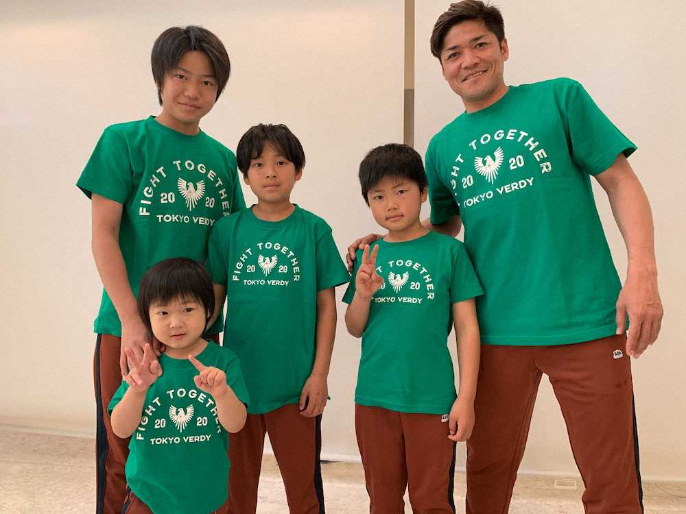 チャリティーTシャツをPRする大久保と家族（写真提供・東京V）
