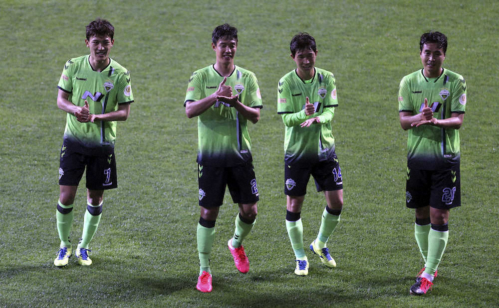 水原との韓国Kリーグ開幕戦で先制ゴールを決め喜ぶFWイ・ドングク（左から2人目）ら全北イレブン（AP）