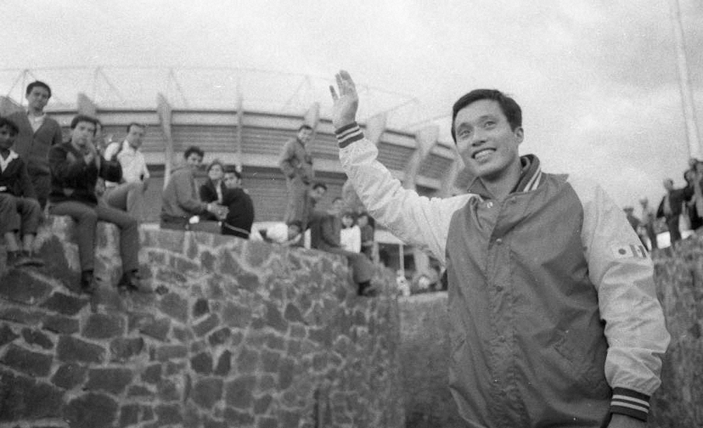 試合後、スタジアムの前でファンの声援に応える釜本