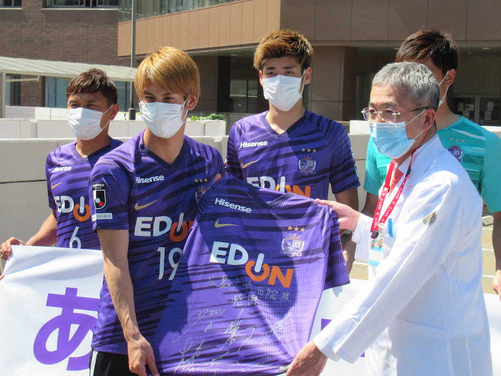 【画像・写真】J1広島　「思いを直接」病院へエール！サイン入りユニなど寄贈