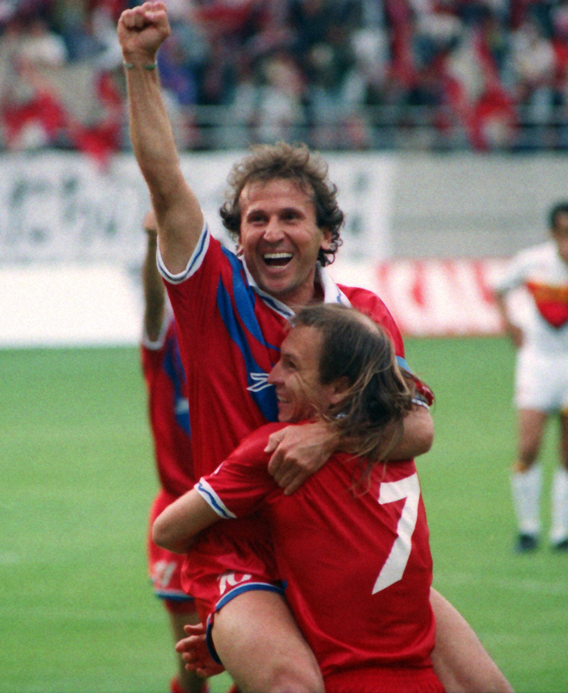1993年のjリーグ開幕戦でハットトリックを達成したジーコ 上 はアルシンドと抱き合って喜ぶ スポニチ Sponichi Annex サッカー