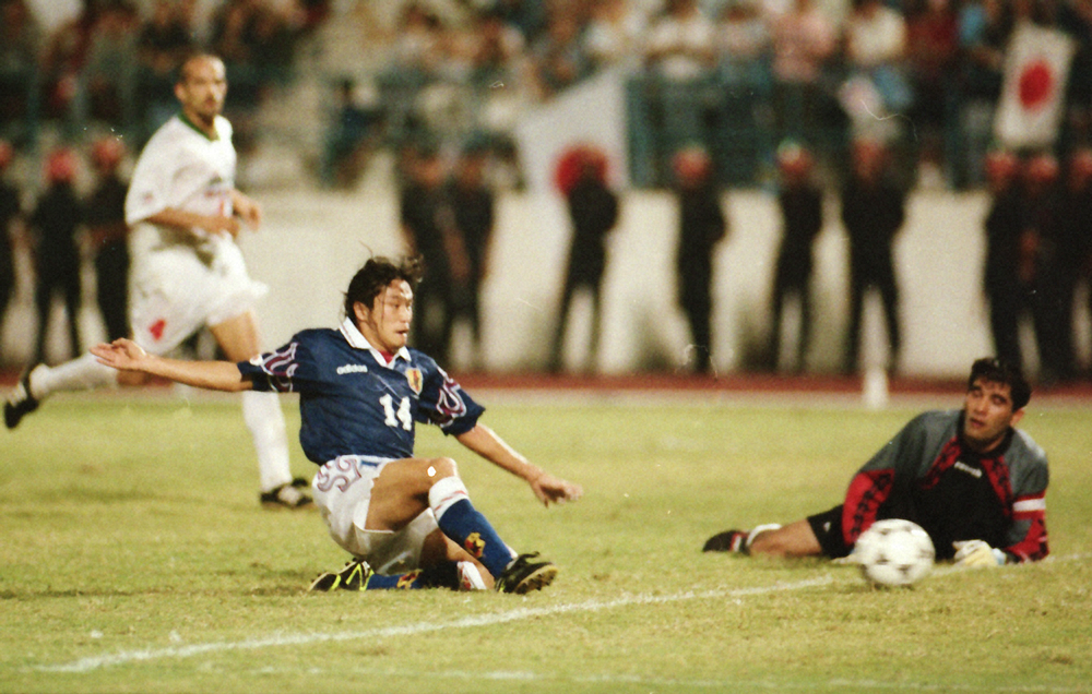 97年11月16日。延長後半13分、イラン代表のGKがはじいたボールを押し込み、Ｖゴールを決めた日本代表のFW岡野雅行（左）