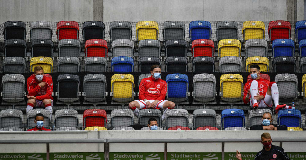 【画像・写真】ドイツ1部リーグ、10週ぶり無観客で再開　集合写真、握手なし　ベンチ選手はマスク着用