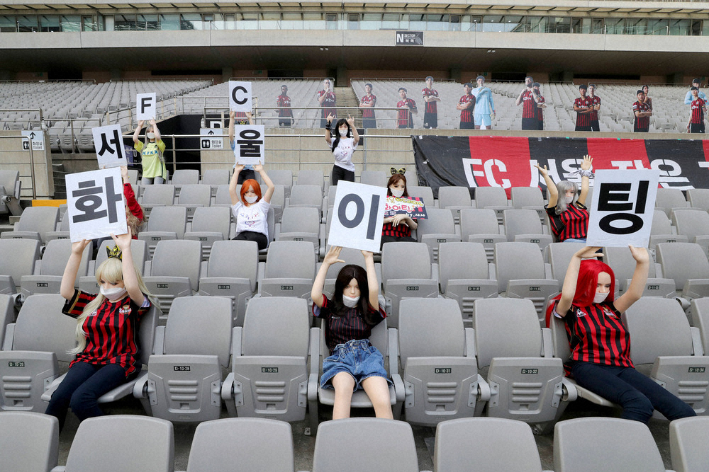 韓国KリーグのFCソウル戦でファンの代わりにスタンドに置かれたマネキン（AP）