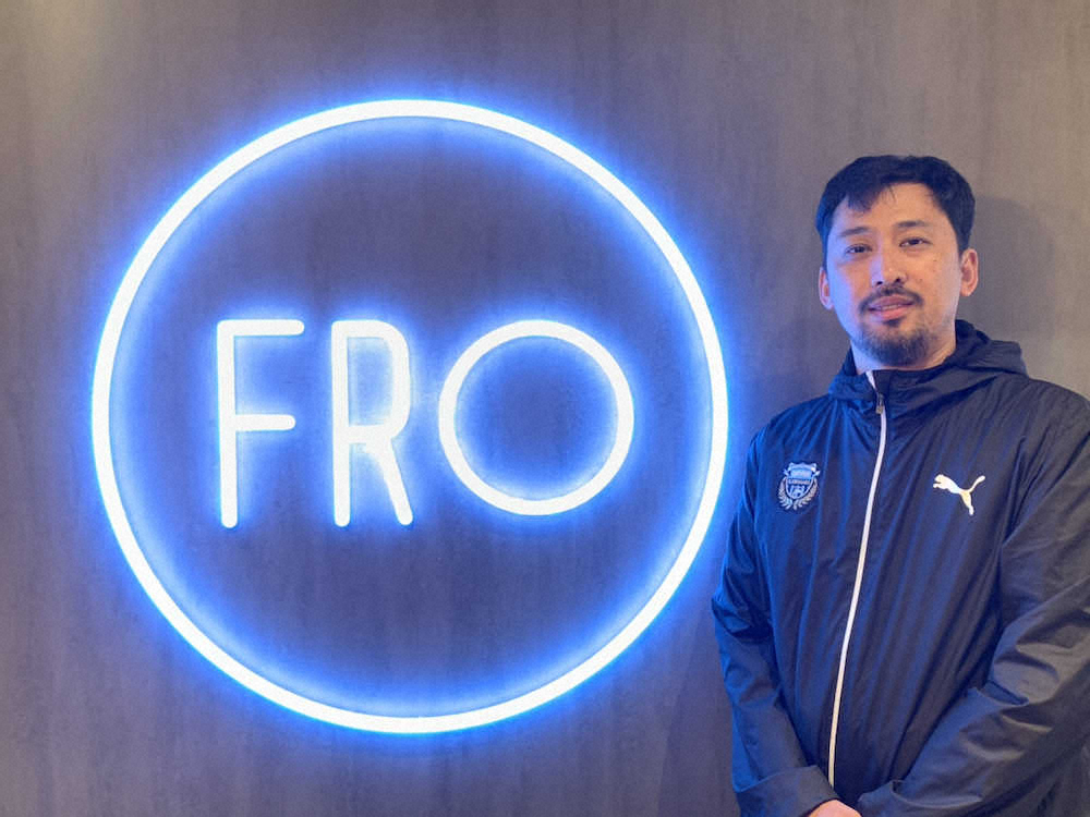 川崎Fの谷田部氏。23日に一部営業を再開する「FRO　CAFE」で