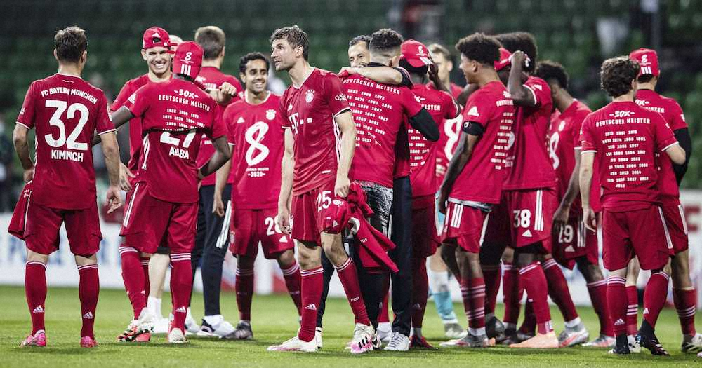 サッカーのドイツ1部リーグでブレーメンを下して優勝を喜ぶバイエルン・ミュンヘンの選手たち