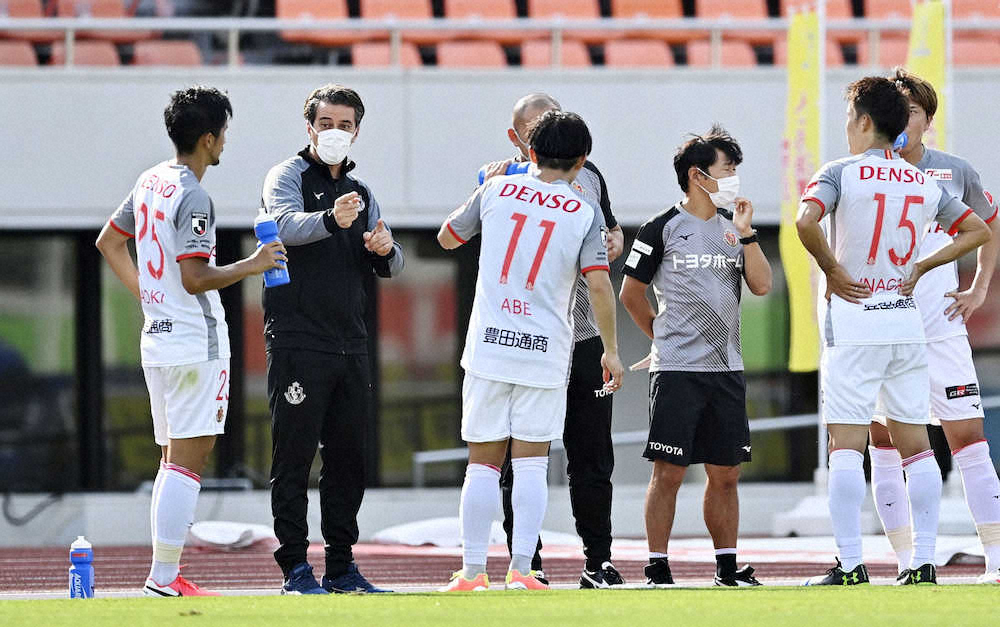 岐阜との練習試合の途中、選手と話す名古屋・フィッカデンティ監督（左から2人目）