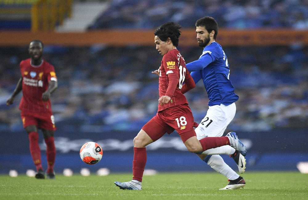 【画像・写真】リバプールOB、前半で交代の南野に辛口評価「3トップの一角には入らない」