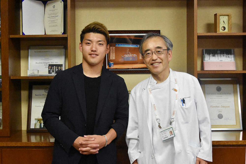 兵庫医科大学病院を激励訪問した堂安（左）と阪上雅史病院長（提供:兵庫医科大学病院）